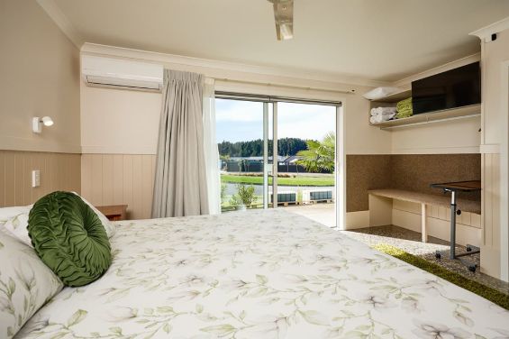 E1 - Golfers View Deluxe Californian Room - bed