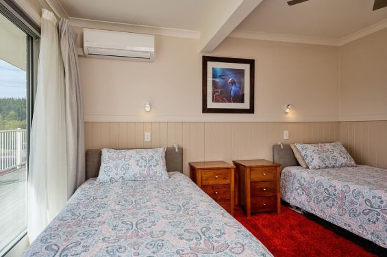 E2 - Rolling Hills Deluxe Room