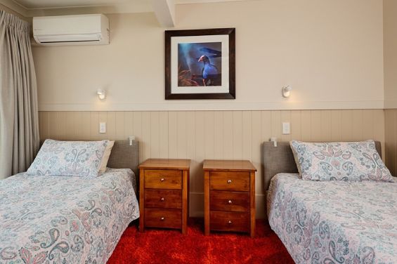 E2 - Rolling Hills Deluxe Room - beds