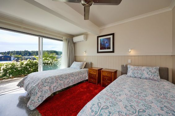 E2 - Rolling Hills Deluxe Room - beds