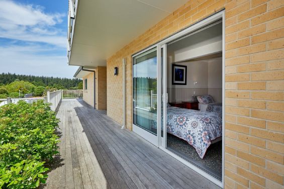 E2 - Rolling Hills Deluxe Room - deck