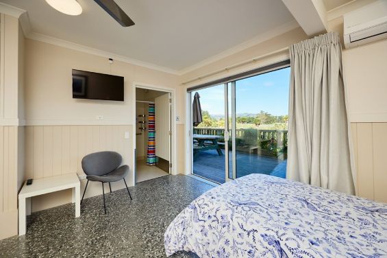 W1 - Field of Dreams Deluxe Room - through to bathroom