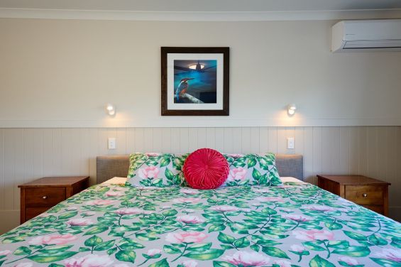 W2 - Mountain View Deluxe Californian Room - bed