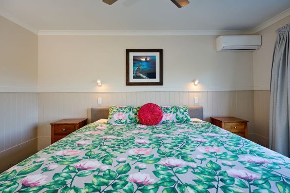 W2 - Mountain View Deluxe Californian Room - bed