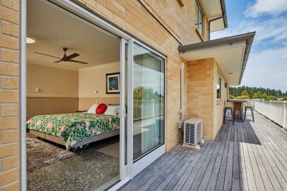 W2 - Mountain View Deluxe Californian Room - deck