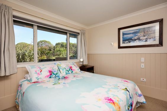 B2 - Sleepy Hollow Guest Room - bed