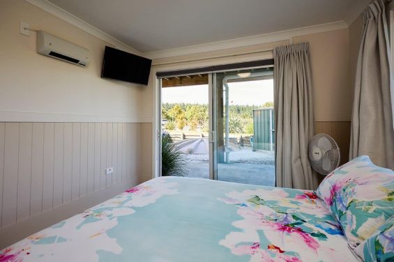 B2 - Sleepy Hollow Guest Room - TV